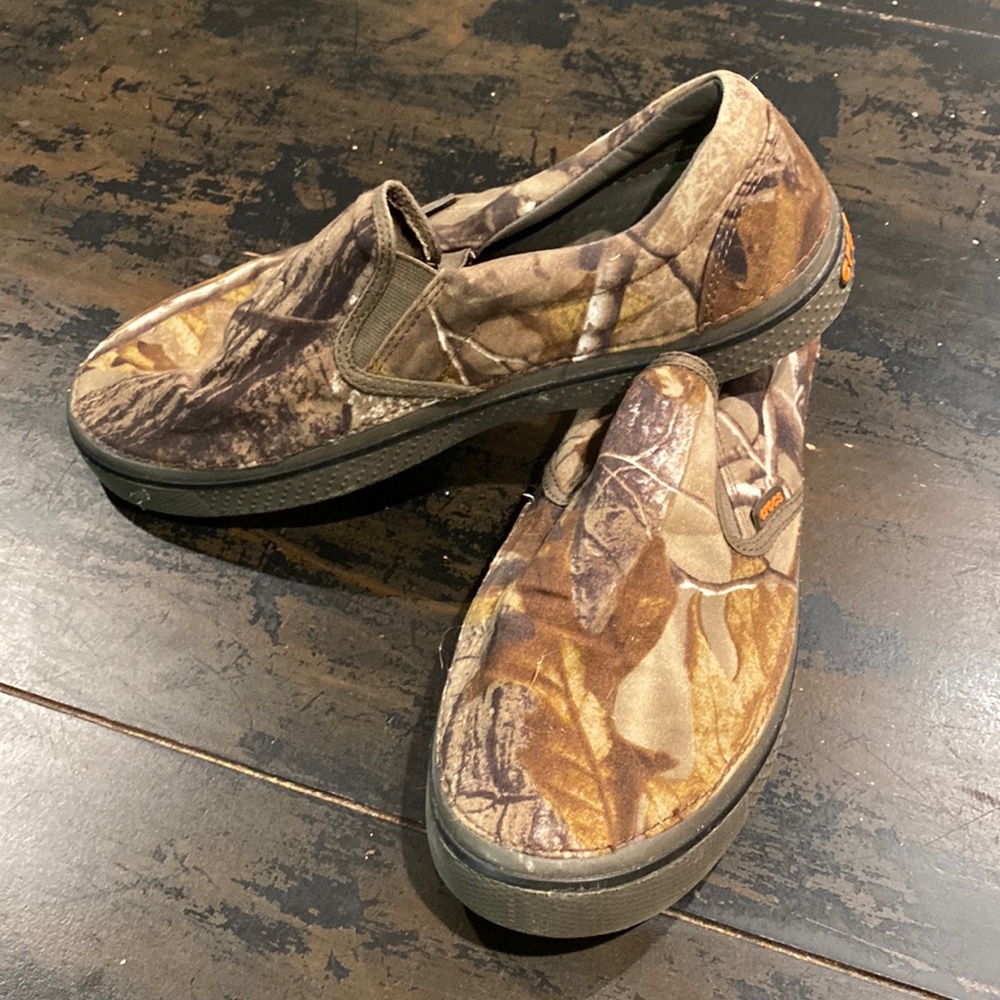 Mens Crocs camo clip on shoes. Size mens 10/womens 12